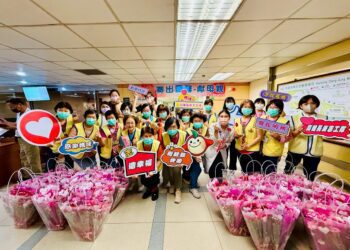 漾新聞|病房裡的母親節！長庚驚喜送花癌童媽感動淚噴