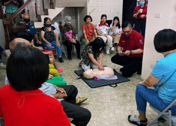 漾新聞|長輩也能自救！豐裕里CPR＋AED實作教學秒救一命