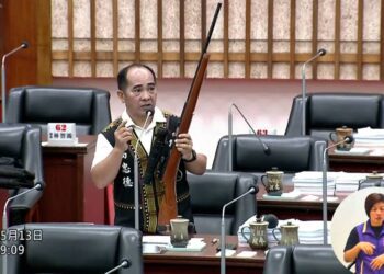 漾新聞|攜獵槍進議會引關注！高忠德質詢爭權益 述獵人血脈與文化責任