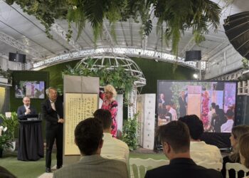 漾新聞｜未竟之書跨海致意！台船贈墨悼馬可　書法家蔡豐吉化情為筆