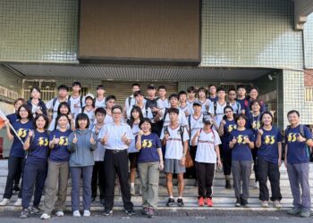 漾新聞|登旗尾山走入成人門  文山高中成年禮汗水中展開