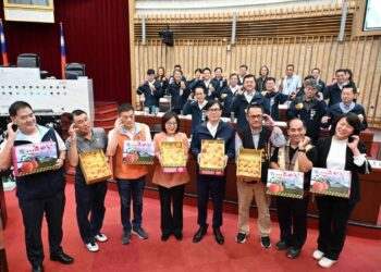 漾新聞|高山水蜜桃飄香議會　康裕成陳其邁合體挺農民