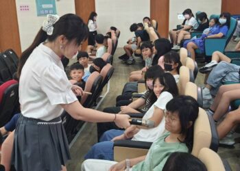 漾新聞|畢考後送上第一份畢業禮 河堤國小邀網紅老師分享「機智的國中生活」