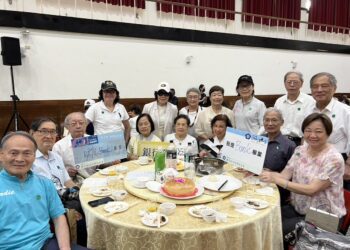 漾新聞|政大校友穿學士袍重返青春現場