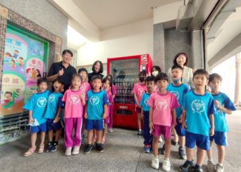 漾新聞|實現小市長政見！岡山國小把智慧販賣機搬進了校園 數位支付學生樂透