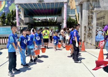 漾新聞｜角落怪塑出沒！八卦國小親子淨街總動員