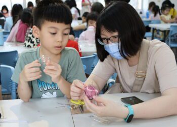 漾新聞|親子手作乾燥花鑰匙圈　社教館美感體驗爆滿暖心