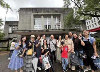 漾新聞|重返政大30年後再聚首　畢業校友四維堂雨中相擁