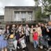 漾新聞|重返政大30年後再聚首 畢業校友四維堂雨中相擁