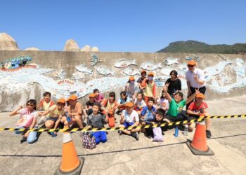漾新聞｜浮球變藝術！鼓山國小打造海廢牆新地標
