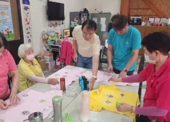 漾新聞|退伍不退場！榮民攜手長者翻轉校服超有感
