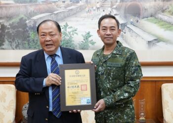 澎防部政戰主任許力仁榮退　陳光復頒贈榮譽縣民證肯定貢獻
