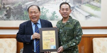 澎防部政戰主任許力仁榮退　陳光復頒贈榮譽縣民證肯定貢獻