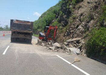 台9線邊坡土石坍塌 白車衝上落石堆 無人傷亡