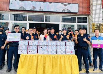 李雨庭議員體恤警察辛勞 贈送夏季芒果慰勞林園分局同仁