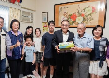 陳和國獲新北模範父親 侯友宜親往道賀 保家衛國曾獲勳章 性平觀念滋養子女