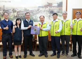 澎湖郵局局長吳佳鴻榮調南投 陳光復頒贈榮譽縣民證表彰貢獻