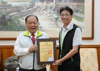 台電詹漢魁副處長榮升馬祖營業處長 陳光復頒贈榮譽縣民證肯定貢獻