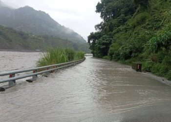 荖濃溪水漲至路面 道路阻斷