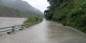 荖濃溪水漲至路面 道路阻斷