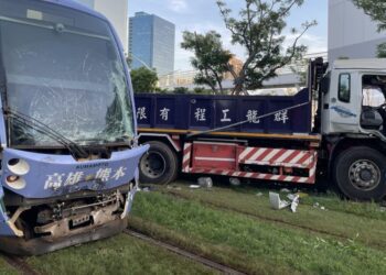 大貨車闖輕軌肇事 6人輕傷  輕軌仍維持正常運行