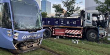 大貨車闖輕軌肇事 6人輕傷 輕軌仍維持正常運行