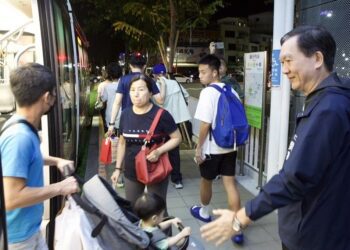 高雄輕軌延長末班車營運時間 首晚順利上路