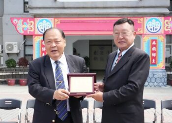 澎縣府歡送秘書長楊書舜榮退　陳光復頒贈獎牌表達感謝與祝福