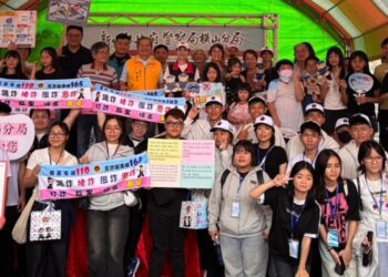 橫山分局結合內灣商圈宣導 青春專案遊客學生共襄盛舉