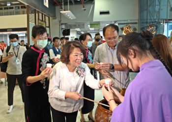 勉勵成為有責任有擔當的成年人 嘉市府舉辦成年禮 為參加的114名青年披巾及舉辦「三加禮」儀式