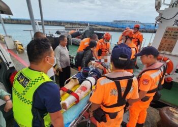薇帕颱風剛遠離　海巡風雨無懼協助骨折民眾就醫