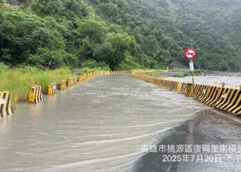 復興路段荖濃溪水漲至路面 道路阻斷