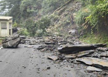 海端鄉利稻路段發生邊坡落石 雙向道路阻斷無法通行