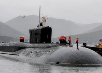 普丁出席新型核潛艇升旗儀式　宣布推進俄海軍現代化計劃