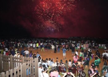 2025澎湖國際海上花火節 × 西嶼遊記熱鬧登場 大批人潮熱情參與