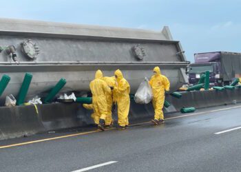 嘉義布袋鎮台61線油罐車自撞中央分隔島