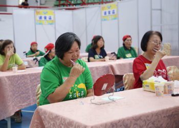 嘉市長者展現潔牙技巧 全台首創 樂齡勇壯潔牙賽 共同推廣口腔健康