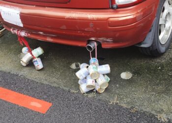 屏東一家門口 汽車尾部掛空罐頭？誰家喜事啊？