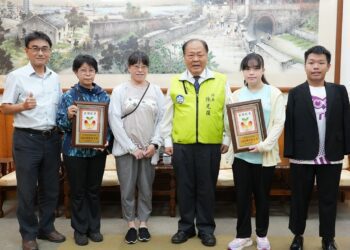 林育夙、李婭晨同學榮獲2025總統教育獎　陳光復頒賀匾表揚生命勇者