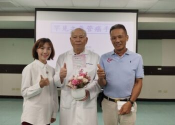 台南市醫81歲國寶醫師接連手術2例罕見氣管癌成功患者謝恩