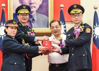 竹縣警局卸新任局長交接 新任局長林建隆科技建警績效卓著