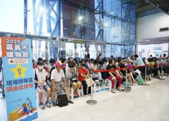 民眾凌晨兩點半排隊奪得頭籌！嘉義購物節滿千送百首日人氣夯
