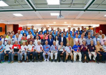 苗栗市模範父親暨好人好事表揚       市長余文忠獻上肯定與祝福