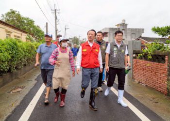 傾聽地方意見 嘉義縣長翁章梁勘查鴨母寮大排竹村里段