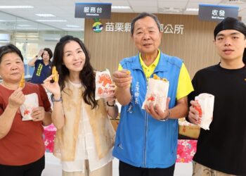 客家美食榮獲「500碗全台小吃指南」 苗縣長夫人致贈祝福中堂