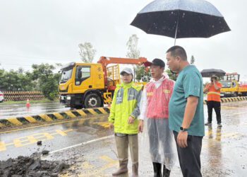 縣長翁章梁視察台1線嘉義水上段道路下陷情況