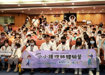 小學生變身護理師！幫娃娃洗澡、包紮傷口還進病房實習　護理師讚：超認真