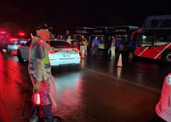 鹿野高台萬人雨中追星不退場！關山警雨戰光雕夜