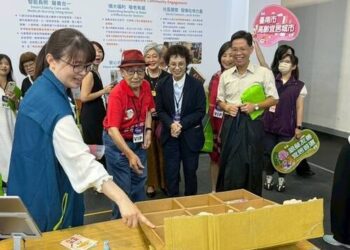 台灣高齡產博會台南與人瑞同樂