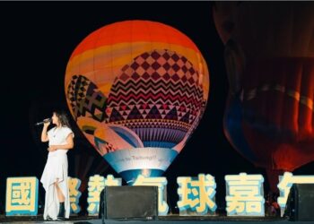 丁噹深情獻唱 熱氣球x無人機x煙火震撼臺東夜空